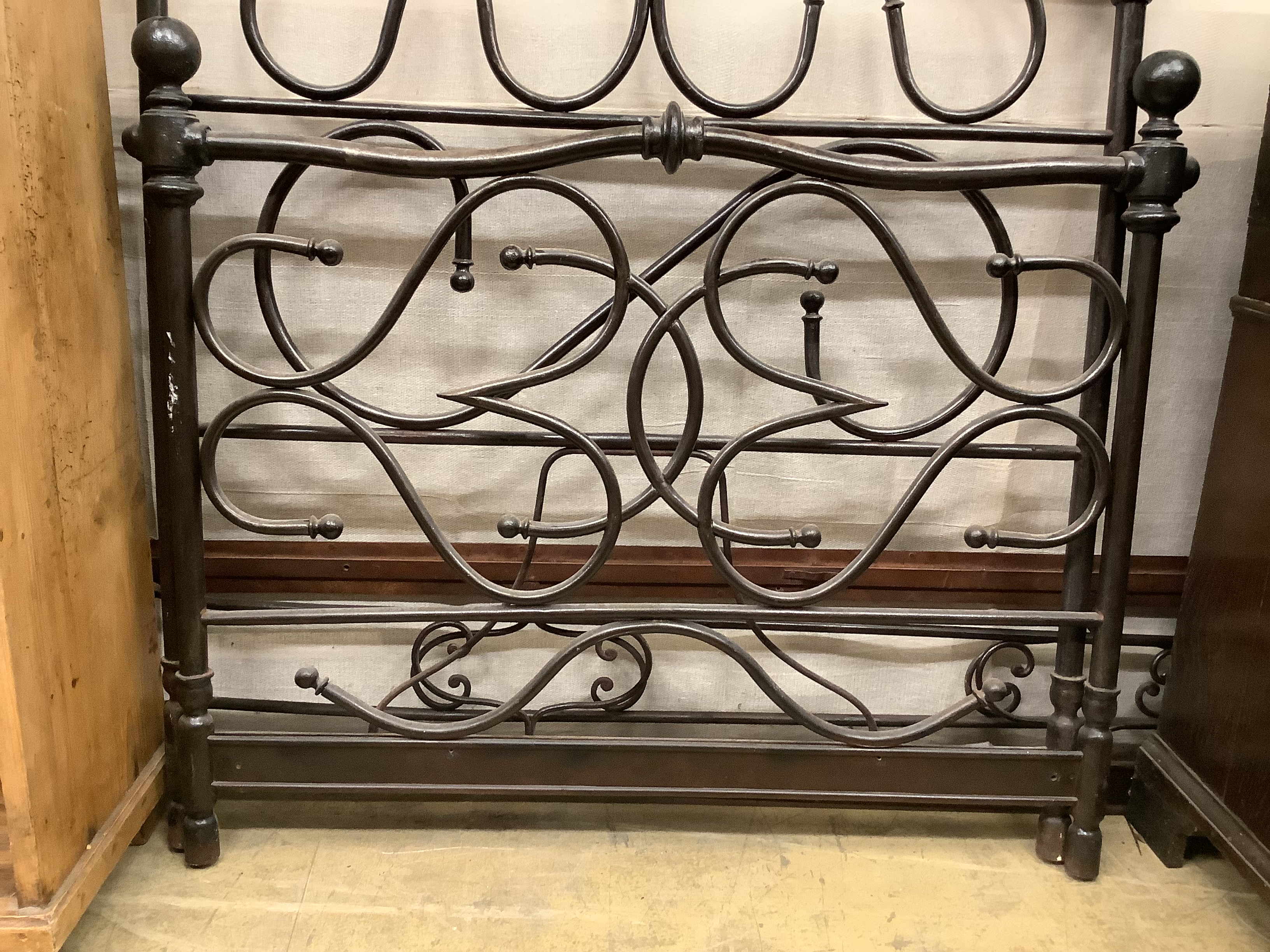 A wrought iron single bed frame, width 117cm